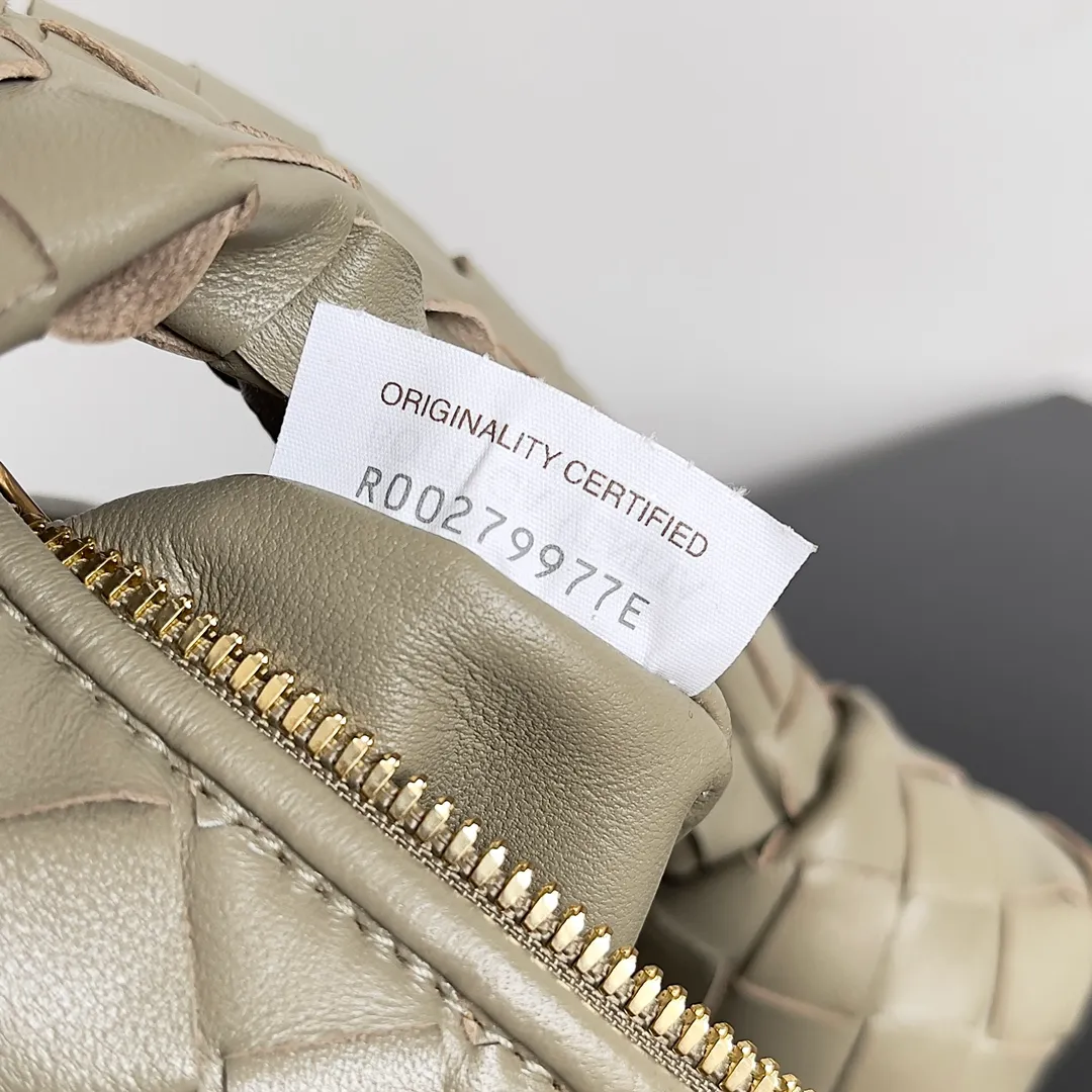 Batch 1120 Bottega veneta͙.——- The latest woven knotted hobo🔥 The top-grade lambskin leather is very soft, the bag shape is unique, practical and durable. It retains the traditional woven elements while being a little more flamboyant ~ Made of hand-woven sheepskin, zipper opening and closing, curved seamless structure, effortless to match. Highly recommended⚠️⚠️⚠️ The most high-end in the market🌈 Welcome to compare [Factory complete package] size: 23x15x5cm.   Model: 651876